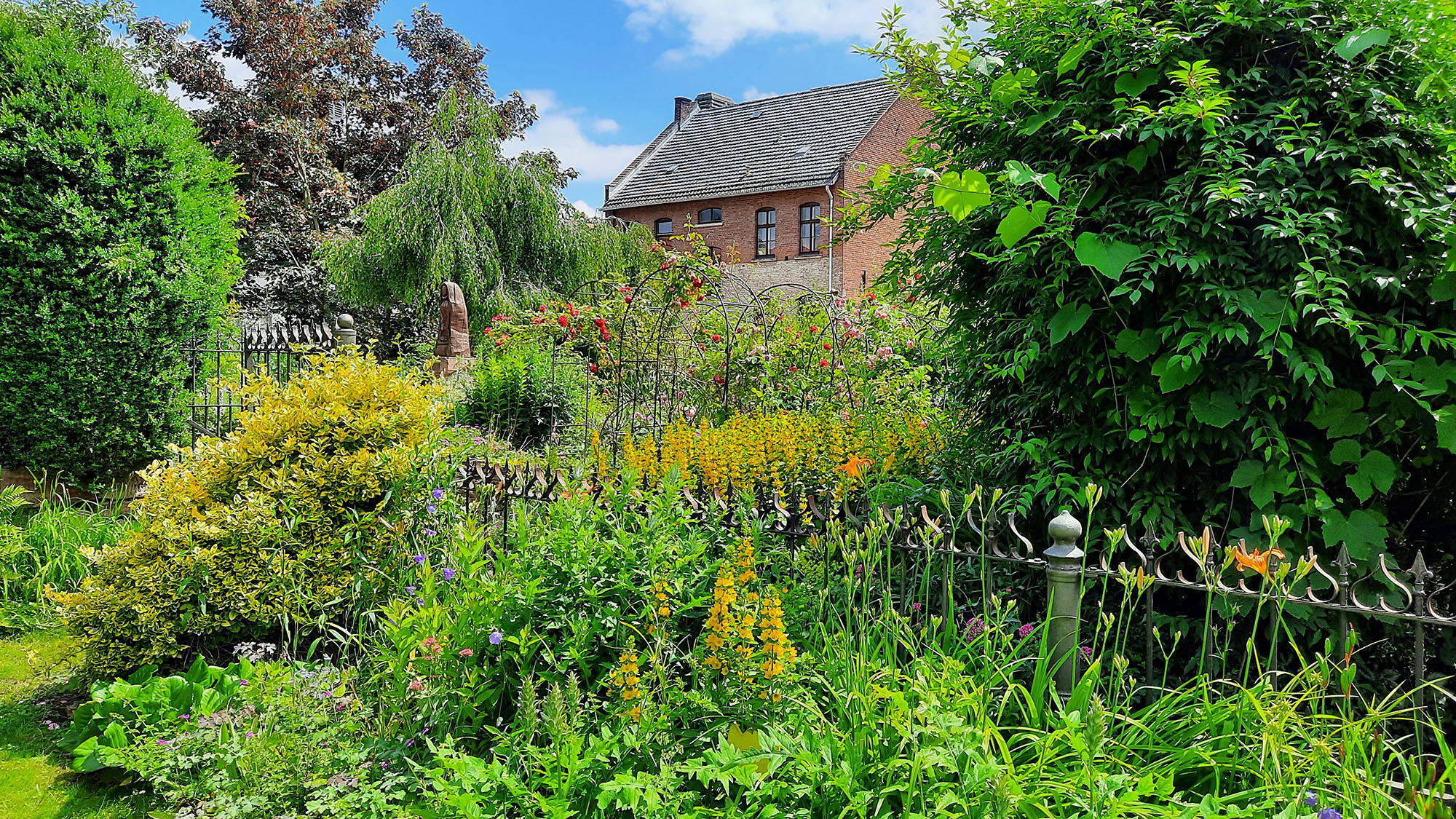 Bunte Blüten im Sophiengarten in der unteren Ebene