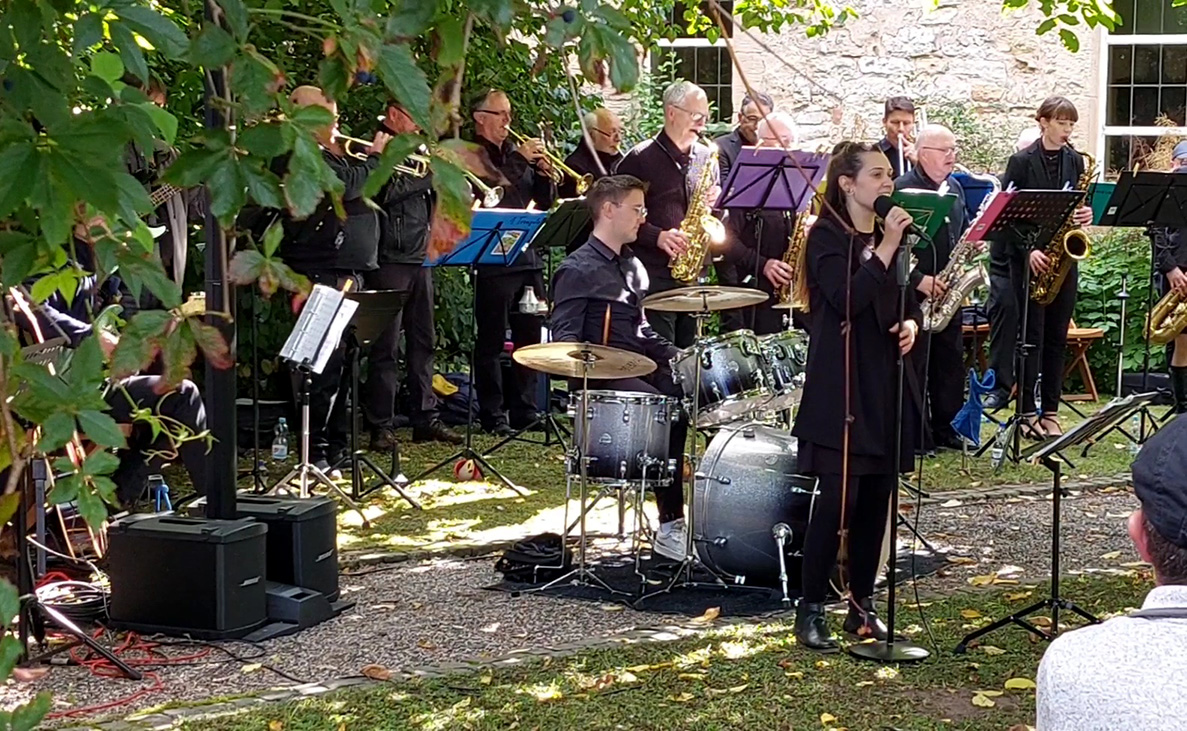 Neu angelegte Zisterne Jazz-Orchester mit vielen Musikern und Instrumenten
